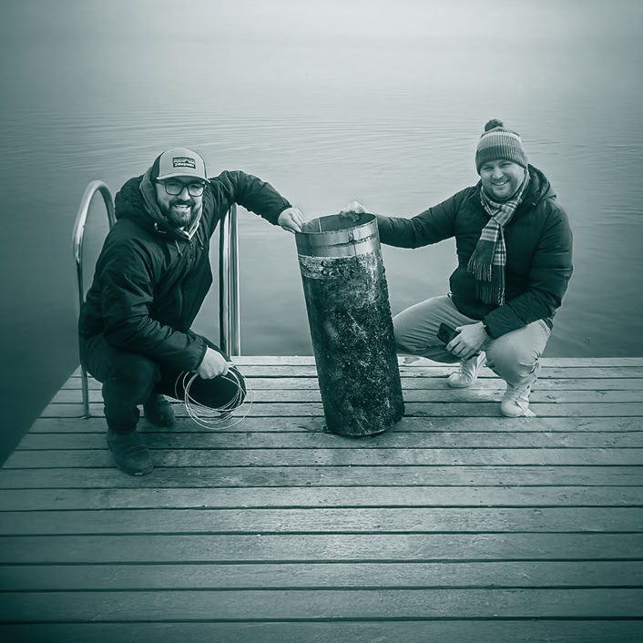 Maxime Rothen et Gaëtan Ruprecht tenant une crépine colonisée par la moule quagga