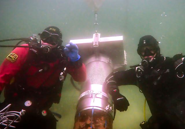 Démontage d'une crépine colonisée par a moule quagga par un plongeur