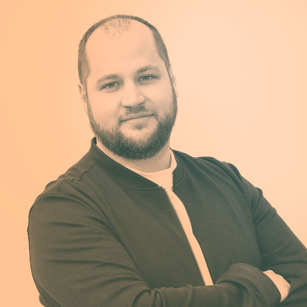 Gaëtan Ruprecht, ingénieur en environnement et cofondateur de Dreissena Systems. Neuchâtelois d’origine, passionné de faunes et flores lacustres, navigateur, plongeur, pêcheur et musicien. Connait chaque recoin des rives du lac de Neuchâtel, c’est l’homme de l’eau du tandem.